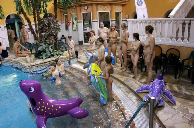 Beauty family nudism in the pool - Purenudism gallery [Day of nudism in the pool] [ヌーディズムについて学ぶ]