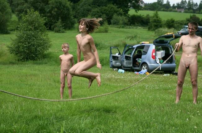 Family nudism gallery photo Purenudism pictures [Leisure Game Outdoor] [ヌーディズムについて学ぶ]