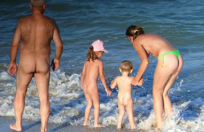 Family nudism photo - [Summer vacation naked] [ヌーディズムについて学ぶ]