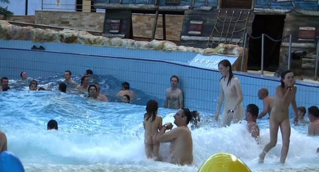 Video naturists in the pool beautiful video - Indoor water runners [ヌーディズムについて学ぶ]