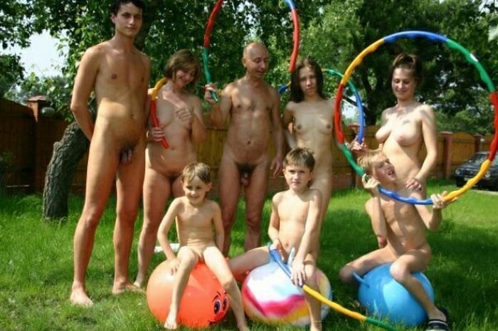 Family photo archive nudism at the summer cottage [ヌーディズムについて学ぶ]